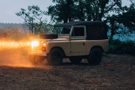 Berluti 推出訂製 Land Rover 復古車,經典沙色車身配搭優質皮革細節