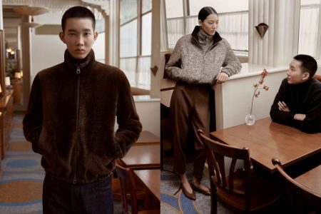 Loro Piana 推出农历新年限定系列,七款 Bomber 外套与蛇纹设计抢眼。