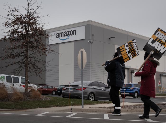 アマゾンの労働者が抗議活動、デジタル監視の影響