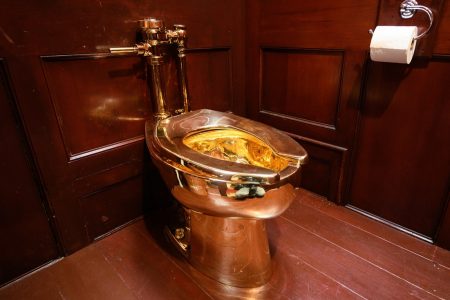 The golden toilet named “America” was stolen from Blenheim Palace, and the theft was completed in five minutes.