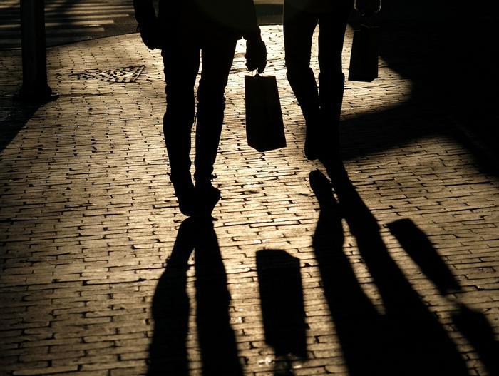 消費者の支出は急減、経済成長の鈍化の兆し