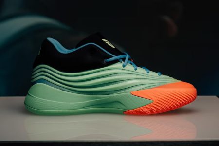 デイミアン・リラードが登場し、adidas Dame Xの初のカラーリング「Dame’s Light」が展開されます。鮮やかなオレンジ色が特徴で、価格は90ドルです。