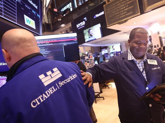 2025年の企業収益に対する期待と懸念