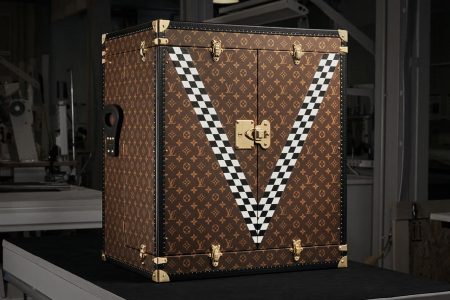 Événement Formula 1® 75 à l’arène O2 de Londres, le trophée dévoilé pour la première fois dans une malle Louis Vuitton, présentant les nouveaux schémas de couleurs des dix équipes.
