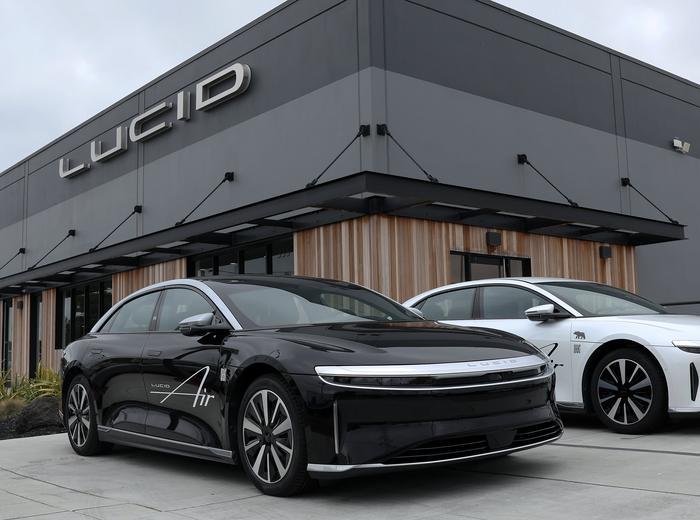 Lucid GroupがCEO退任を発表し生産目標を見直す
