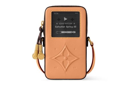 Acessórios Louis Vuitton com elementos musicais, mini bolsa vintage iPod e carteira wearable em forma de cassete estarão disponíveis em breve.