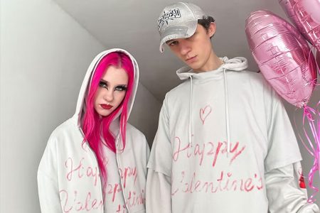 Coleção de Dia dos Namorados da Balenciaga lançada, com clássico formato Oversized e design de poemas de amor escritos à mão cheio de sinceridade.