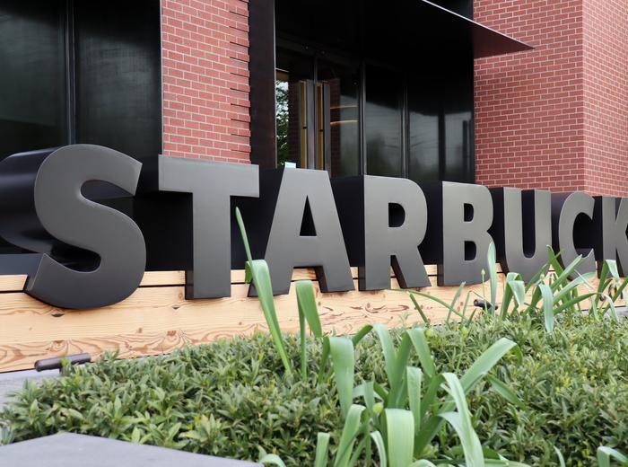 スターバックスが1,100人を削減、組織を簡素化