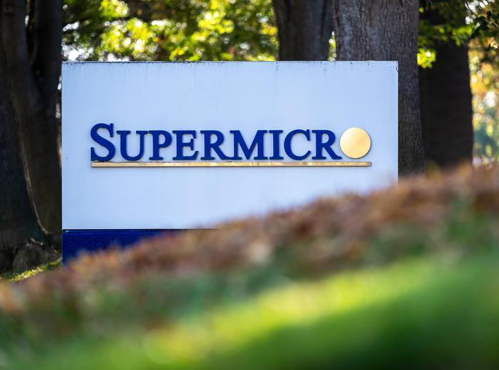 スーパーマイクロ株価、財務報告書期限逼る中で急落