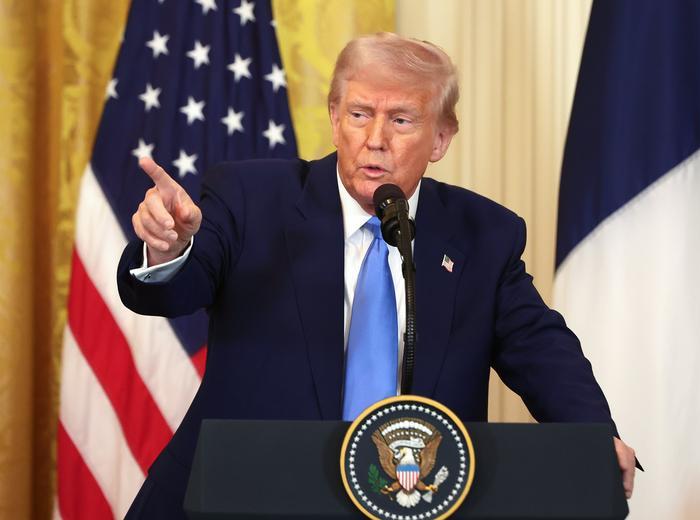 トランプ大統領、カナダ・メキシコへの関税、「進む」と明言