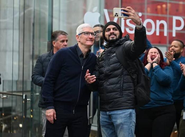 Apple社のCEO、Tim CookがVision Pro発売を祝う