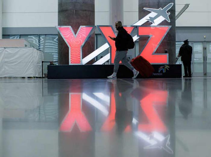 トロント・ピアソン国際空港の旅行者数増加と事故の影響