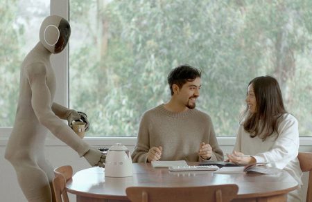 NEO Gamma 机器人,能如真人般行走交流,100Hz 高频动作。