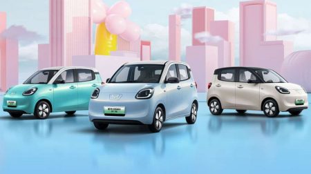 ظهرت النسخة ذات الأربعة أبواب من وولينغ هونغ غوانغ MINIEV، بمدى يصل إلى 205 كيلومترات، وثلاثة أنواع من الألوان لتختار!