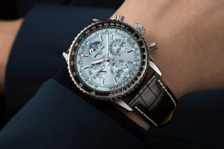 Breitling Navitimer B19, nouveau chronographe à calendrier perpétuel en bleu glacier, lunette en platine + réserve de marche de 96 heures.