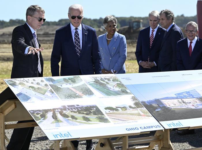 バイデン大統領がインテル半導体施設を視察