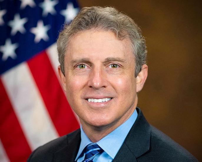 デリンジャー氏、トランプ大統領解任後に訴訟を取り下げ