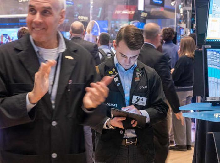 株式先物が木曜日に上昇、経済指標への期待を高める