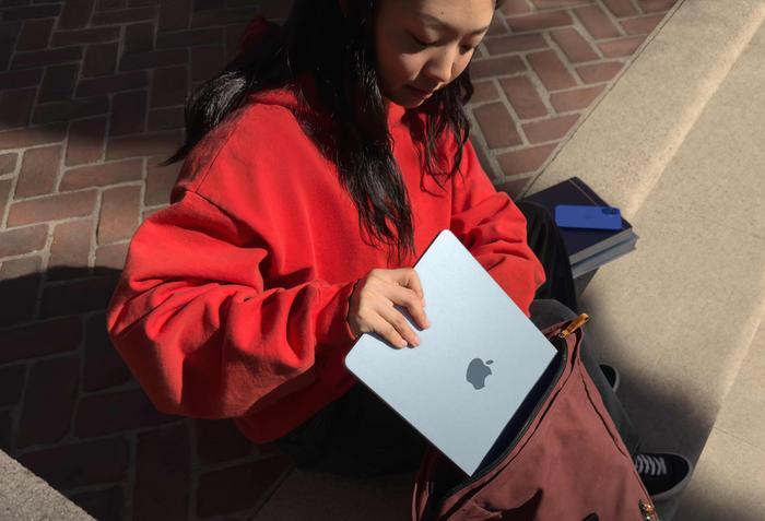 Apple、新モデルMacBook Airを発表