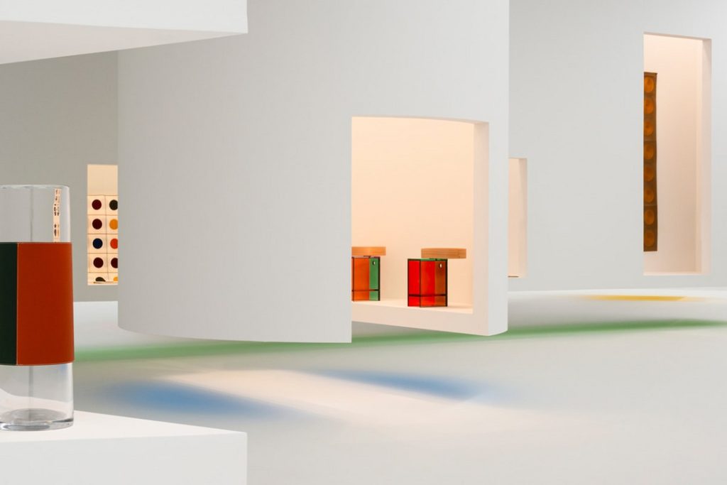 Hermès 2025 家居系列於米蘭展出,繽紛設計震撼 La Pelota,33件瓷器餐具吸睛