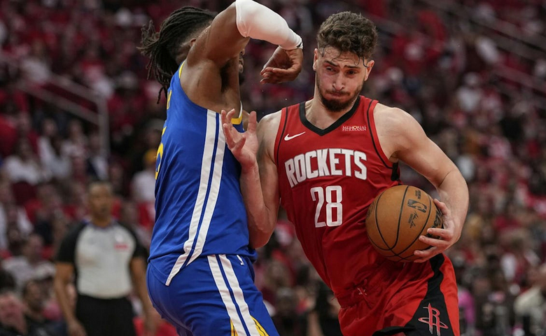 休士頓火箭隊進攻籃板率高達36.3%,半場表現卻不如意,Steven Adams成為關鍵