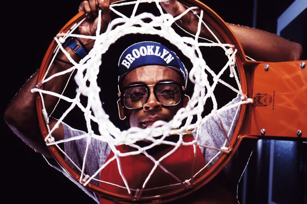 Spike Lee與Supreme聯名,推出2部經典電影靈感產品,還現身$1,855外套廣告,審視潮流文化背後的力量