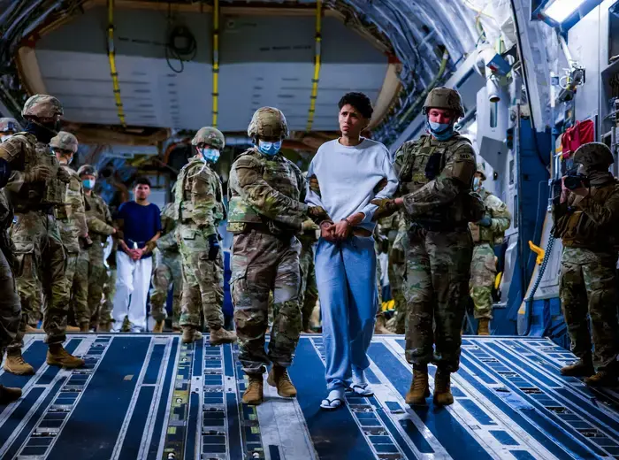 米国の軍人がギャングメンバーをエルサルバドルへ護送