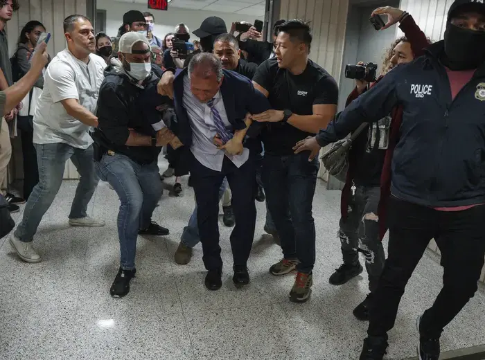 ブラッド・ランダーが連邦移民裁判所で逮捕