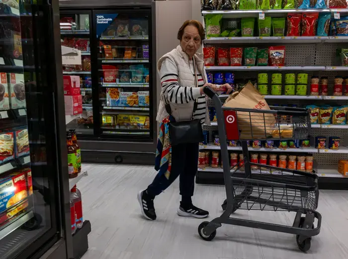 消費者の価格上昇と年率インフレの動向