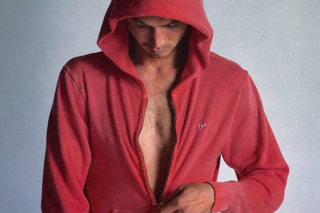 إطلاق خط الدنيم لمجموعة خريف 2025 من ERL يركز على الجينز المتلاشي وقصص الشارع