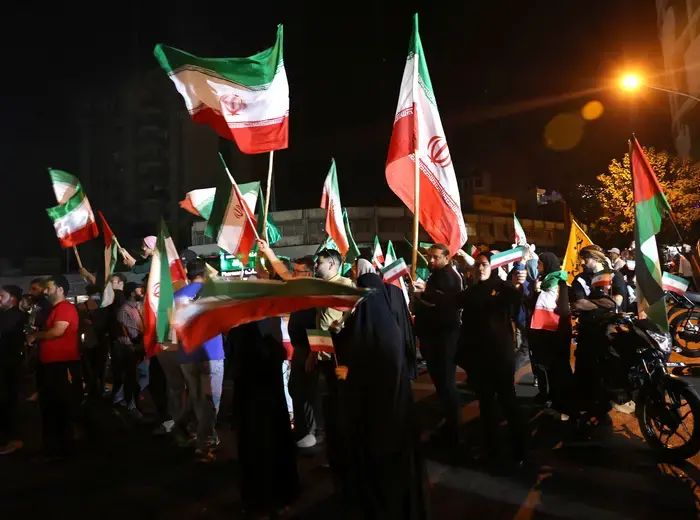 金融市場での旅行株の上昇と防衛株の下落