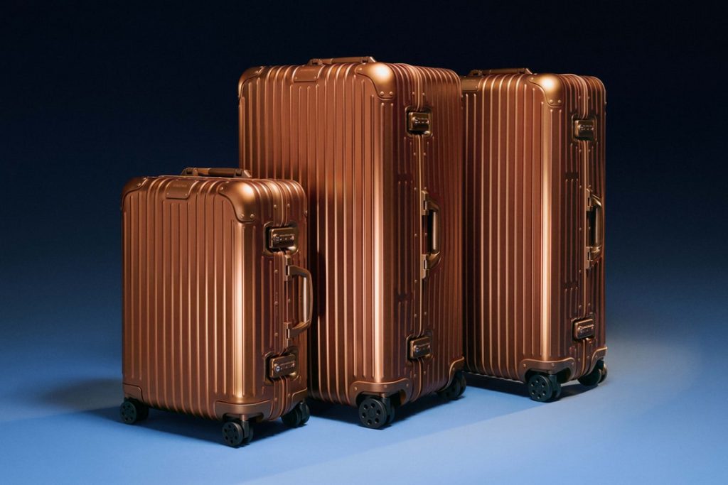 ريموا تطلق حقيبة سفر كلاسيكية بلون النحاس الذهبي مع تصميم فني وحرفية ألمانية