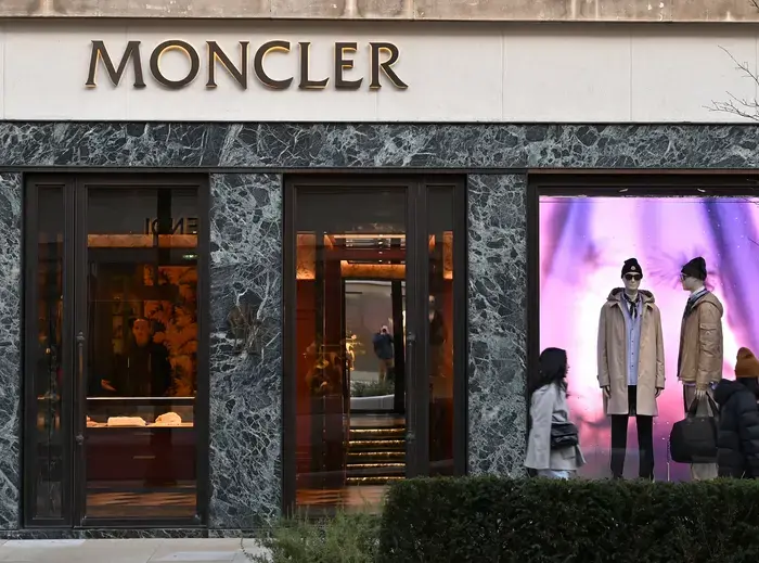 Giles Parkinson氏のMoncler株売却決断とその影響