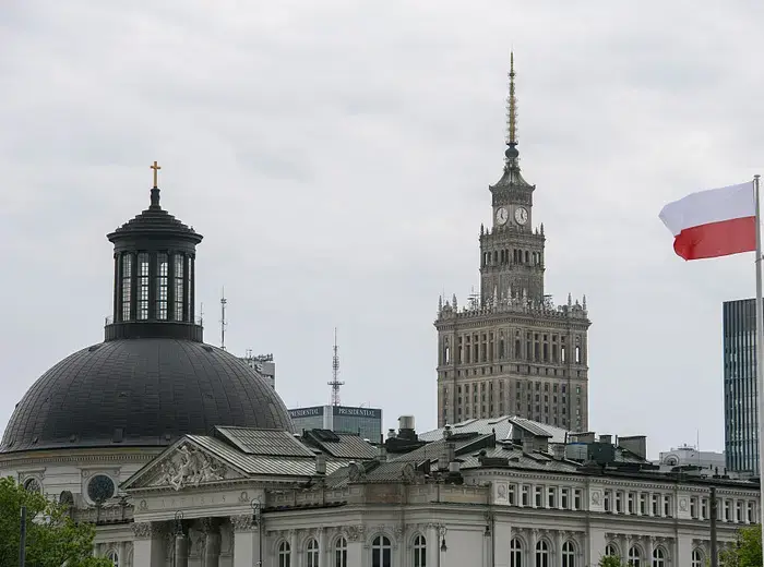 ポーランドの大統領選決選投票が接戦に