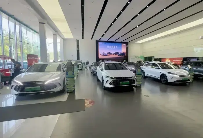 中国のEV市場での価格競争、販売員が警鐘