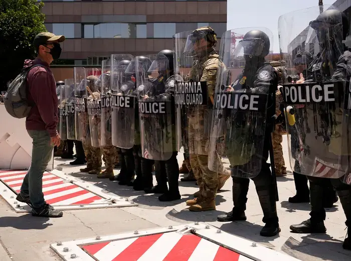 ロサンゼルスで連邦軍の追加配備に対する抗議活動が続く