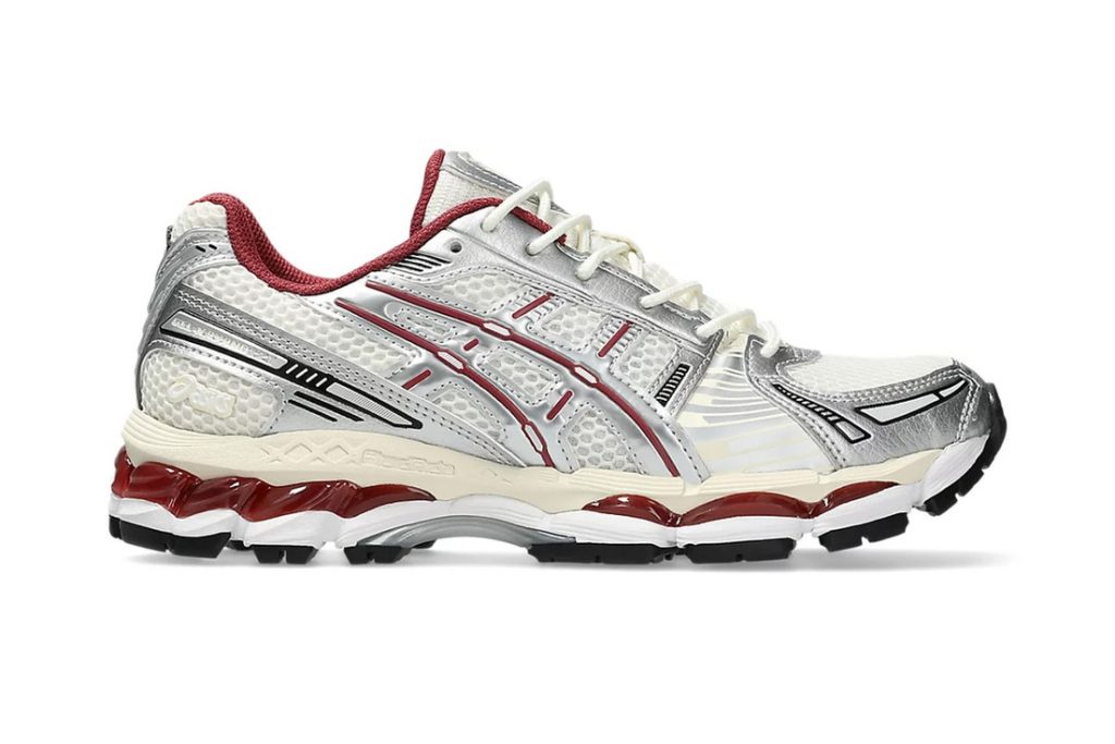 ASICS GEL-KAYANO 12.1「Silver/Red」現身,金屬感設計加持,動感十足!
