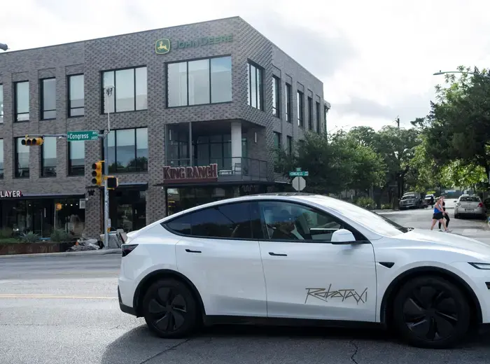 テスラのロボタクシーが公道を走行中の混乱