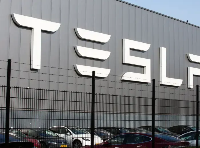 テスラ、初の自動運転車配送を実施