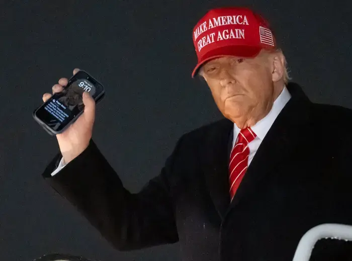 トランプ大統領、アンドリュース基地に降り立つ