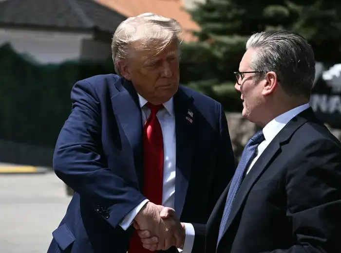 進展する米英関係、G7でのトランプとスターマーの握手
