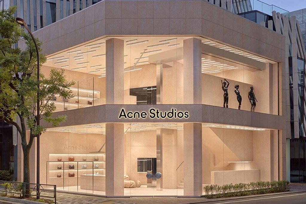 افتتاح متجر Acne Studios الرئيسي في طوكيو بتصميم فاخر وتعاون فني مميز
