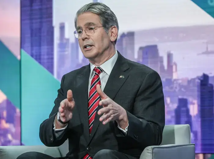 スコット・ベセント、パウエル解任を警告