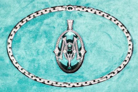 PARTYNEXTDOOR 與 Maison Raksha 打造的奢華「0M0」項鍊,25克拉鑽石加持,獻給 Drake,象徵多倫多音樂文化