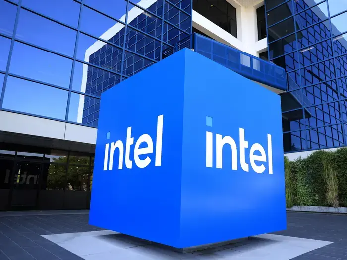 インテル、格付けをBBBに格下げ