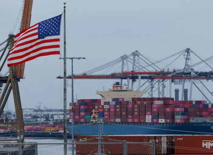 ロサンゼルス港の7月取扱量の急増とその背景