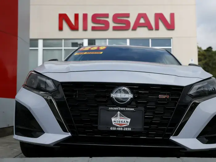 日産自動車の株価急落、その背景にメルセデスの持株売却