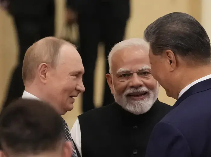 2025年SCOサミット、リーダーたちの談笑とその裏側の力学