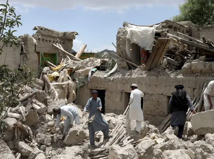 アフガニスタン東部で大地震、死者800人超