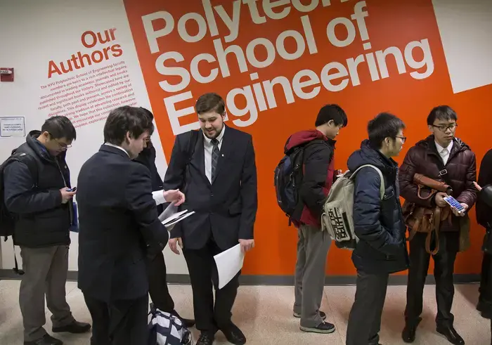 若い卒業生に迫る就職難の現実